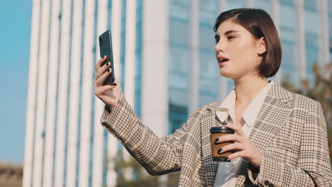 Stilvolle-Frau,-Die-Im-Freien-Ein-Smartphone-Benutzt.