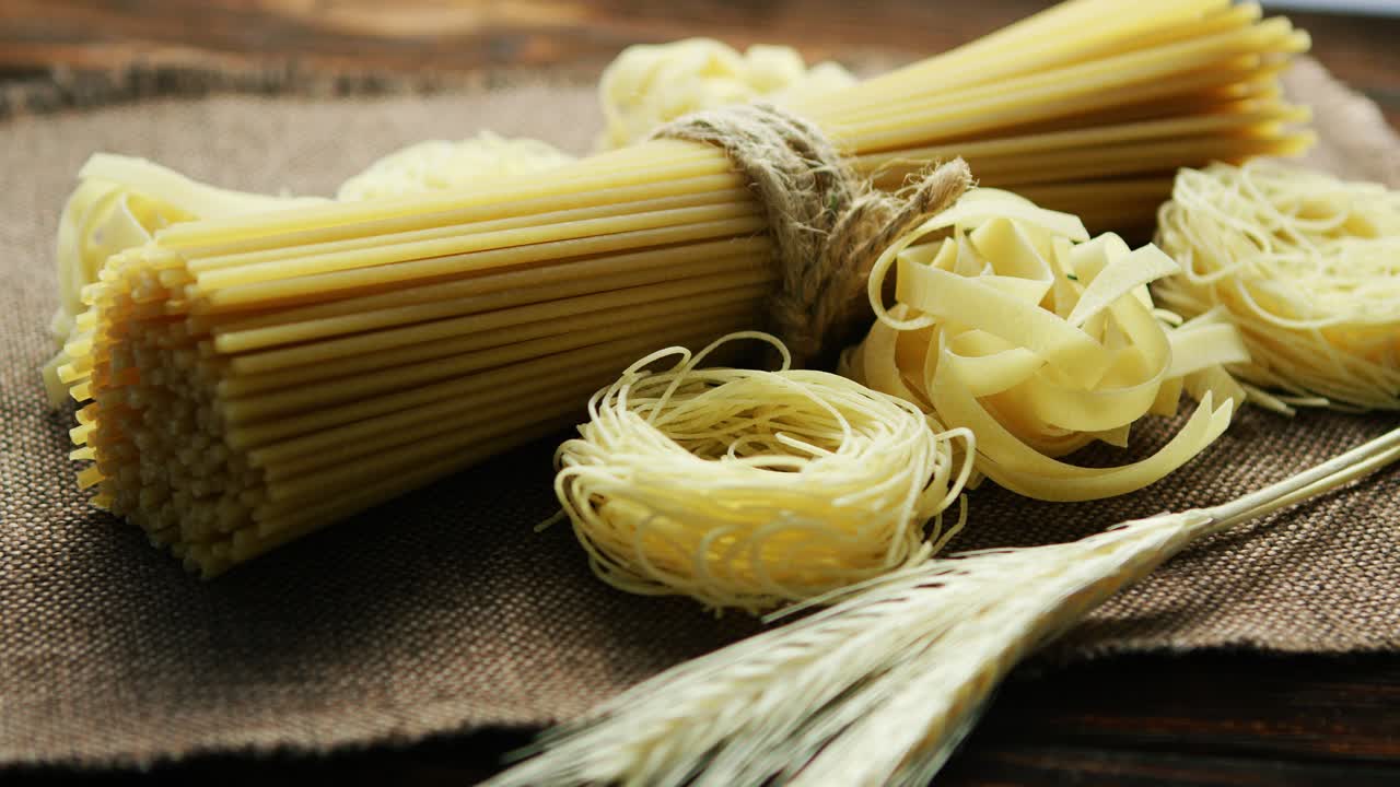 롤 모양의 스파게티