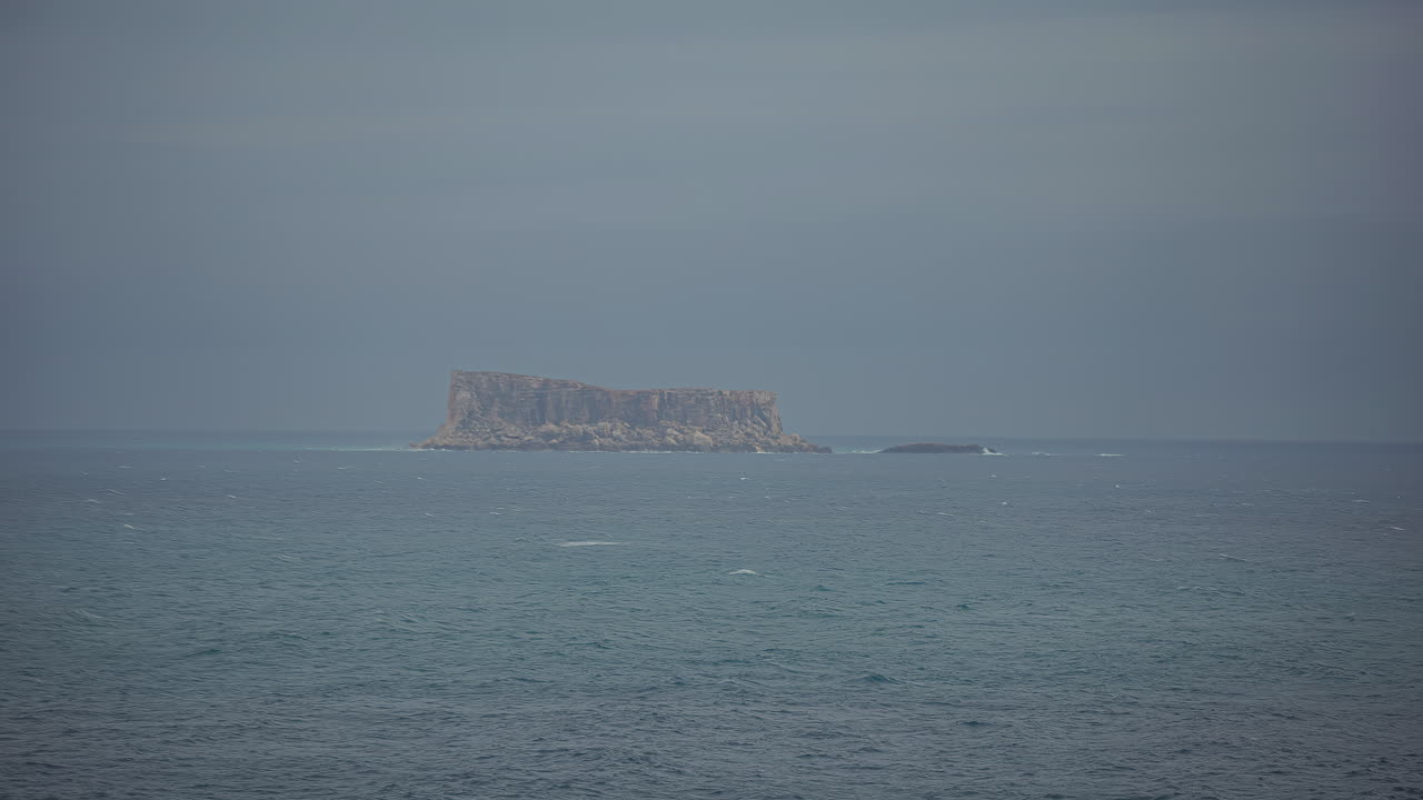 필폴레타 섬과 필파 섬은 안개와 비로 뒤여 있습니다.