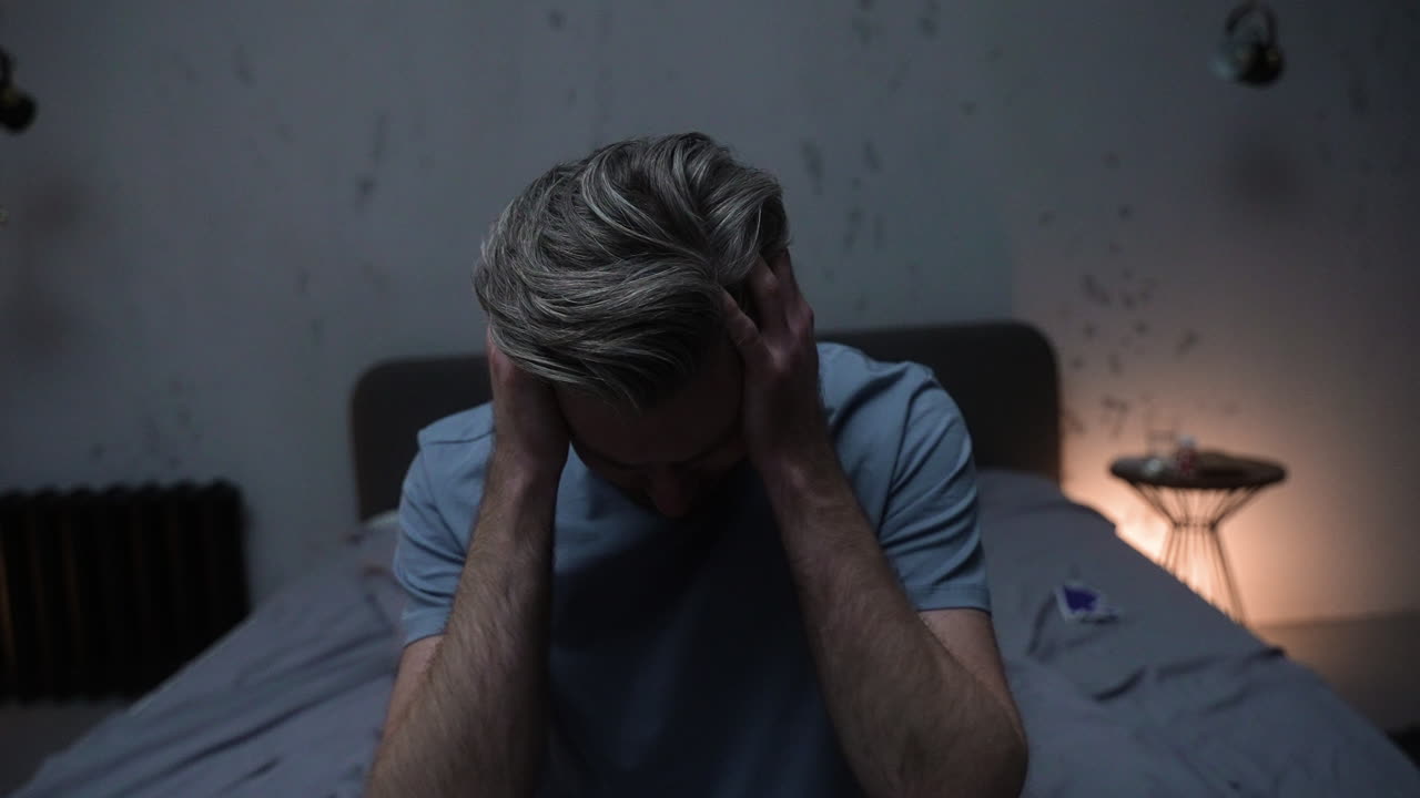 homem no quarto à noite.