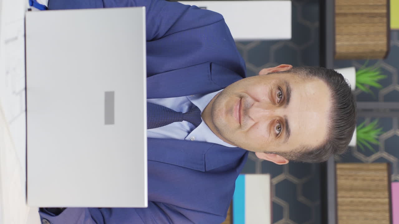 video vertical de un hombre de negocios sonriendo a la cámara.