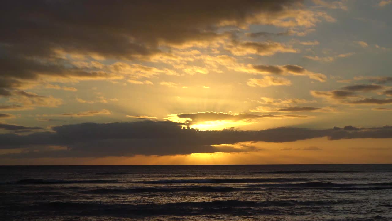 puesta de sol sobre el océano en hawaii