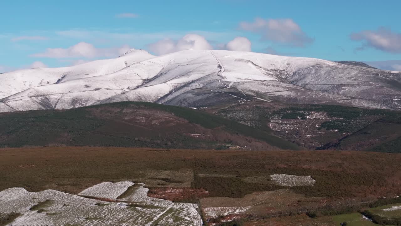 laderas de montaña en un paisaje remoto cerca de cancillas en cervantes, lugo, españa. fotografía aérea de un dron