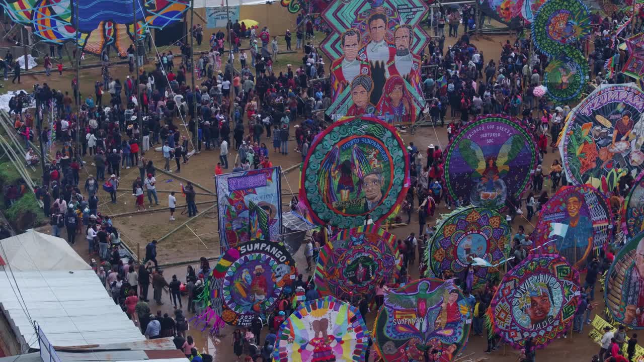 Vista aérea de festival tradicional de pipas com grande multidão em Sumpango, Sacatepéquez, Guatemala