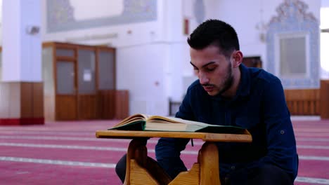 El-Hombre-Lee-El-Corán-En-La-Mezquita-1