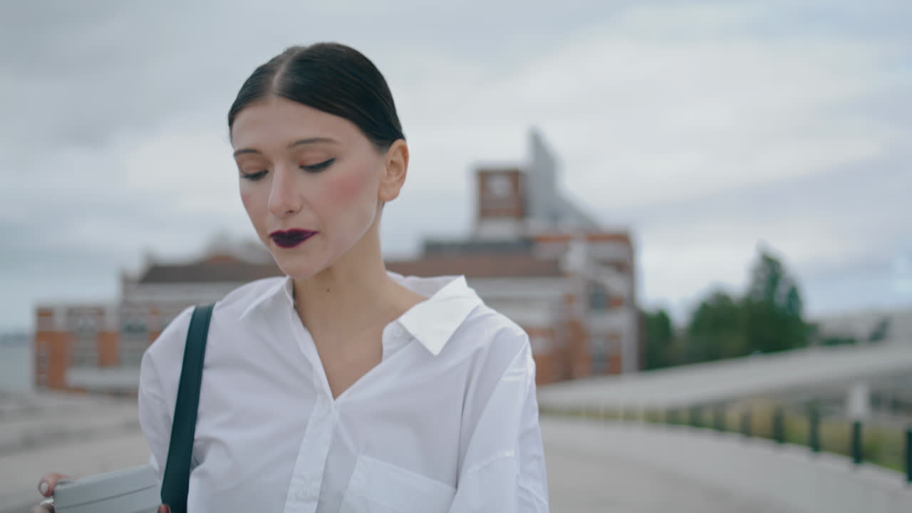 커피를 마시는 소녀, 거리를 고 있는 여자, 여성, 수직으로 산책하는 여자