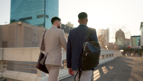 negocios, hombres y caminando por la calle con apoyo