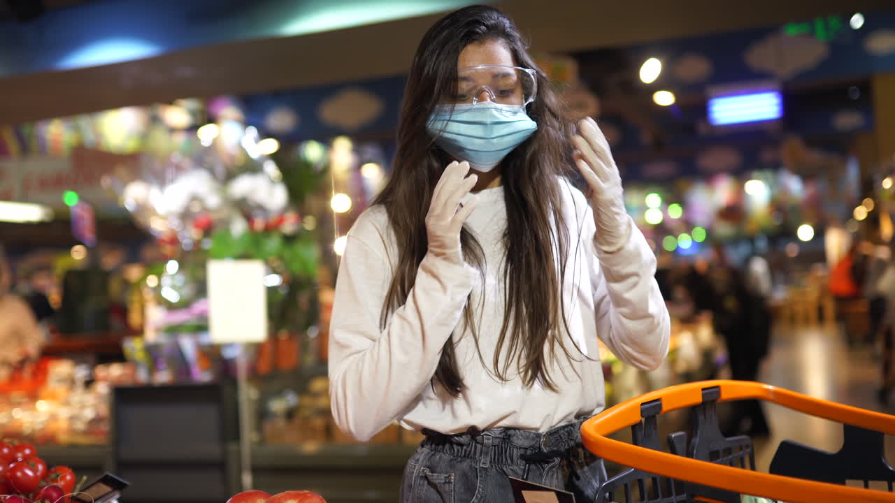 전염병 기간 동안 식료품 가게에서 쇼핑하는 여성