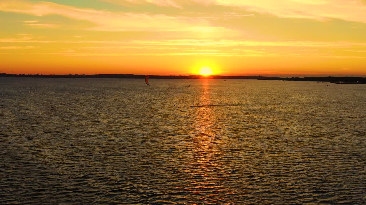 그단스크 발트 해에서 공중 보기 젊은이 카이트 서핑