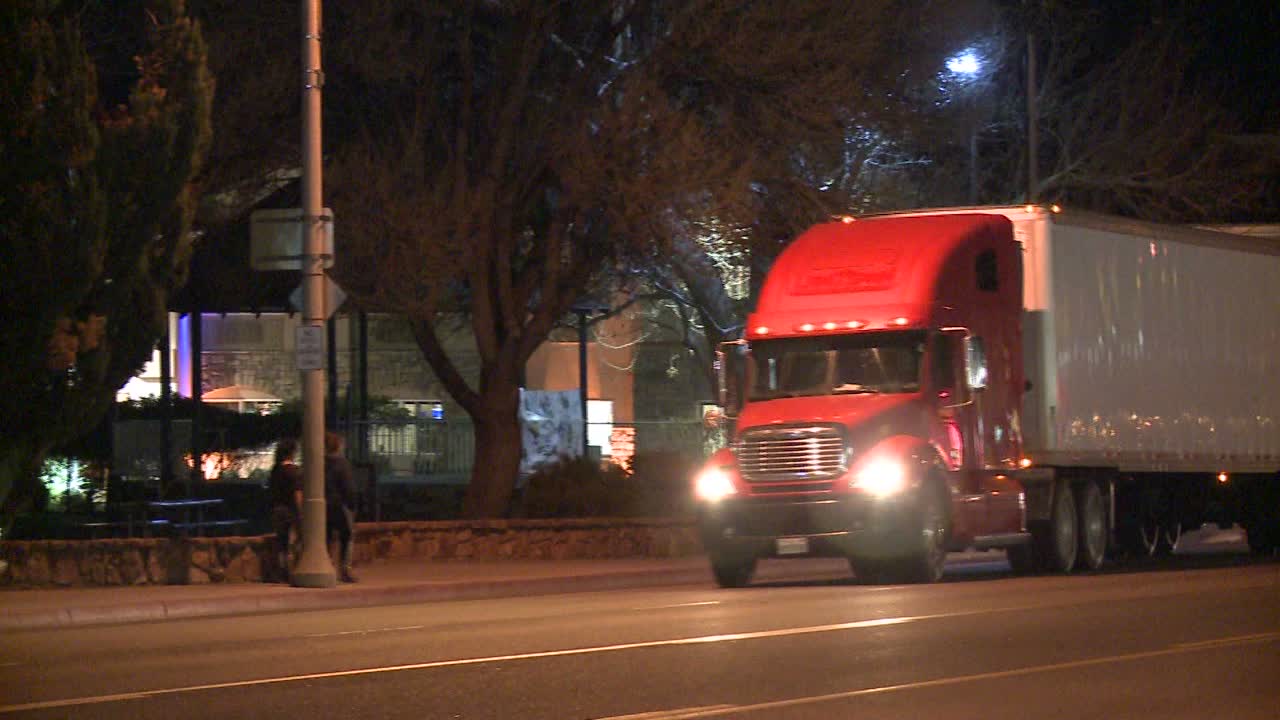 Un camion con doppio rimorchio non contrassegnato viaggia nella notte 1