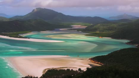 Whitsundays-Inseln-Whitehaven-Strand-Nordende-Hügel-Einlass-Aussichtspunkt-Luftdrohne-Malerisch-Sandig-Nationalpark-Aussicht-Sonnig-Wolken-Sommer-Frühling-Rundflug-Klares-Blaues-Wasser-Parallaxe-Kreis-Links