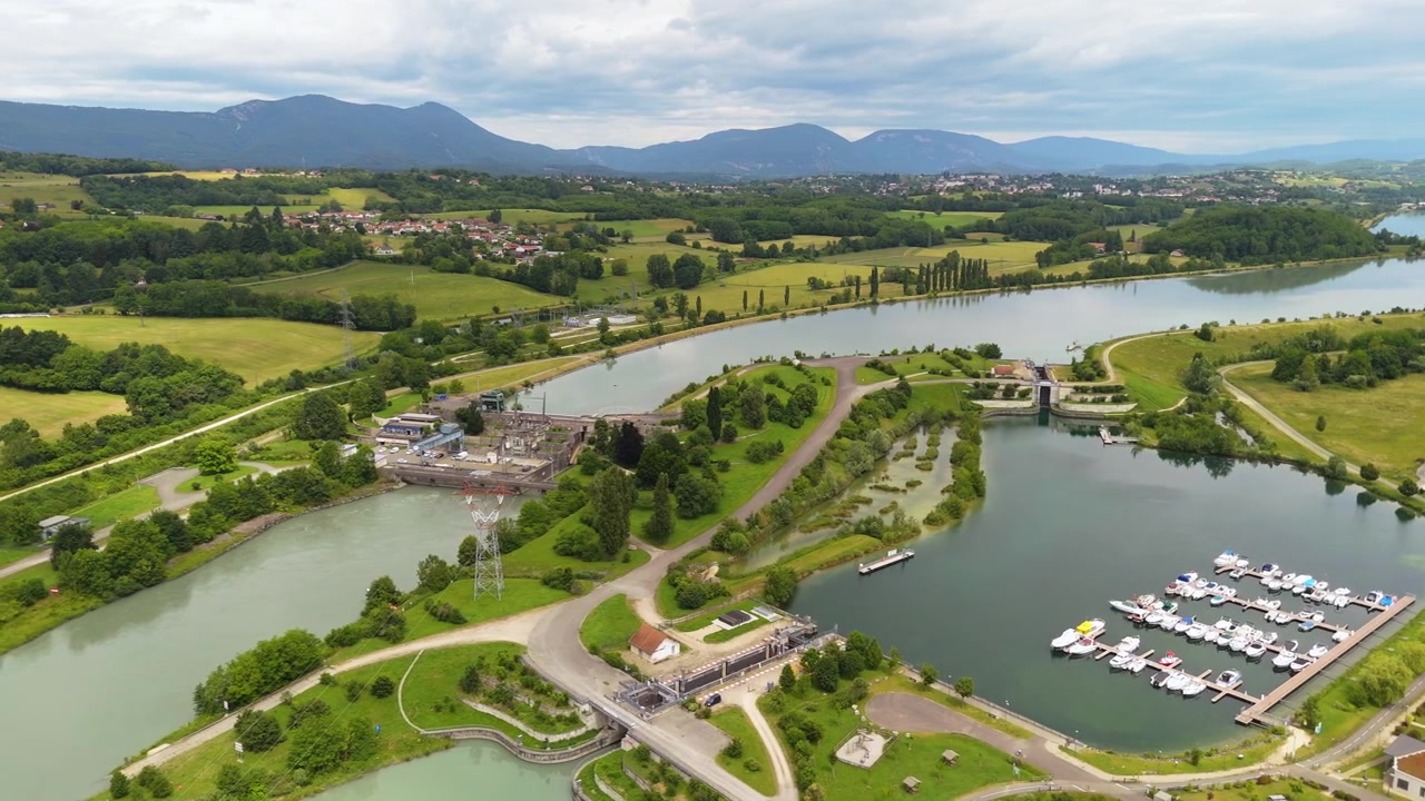 Ripresa panoramica con drone intorno al porto turistico di Port de Massignieu-de-Rives, estate in Francia.