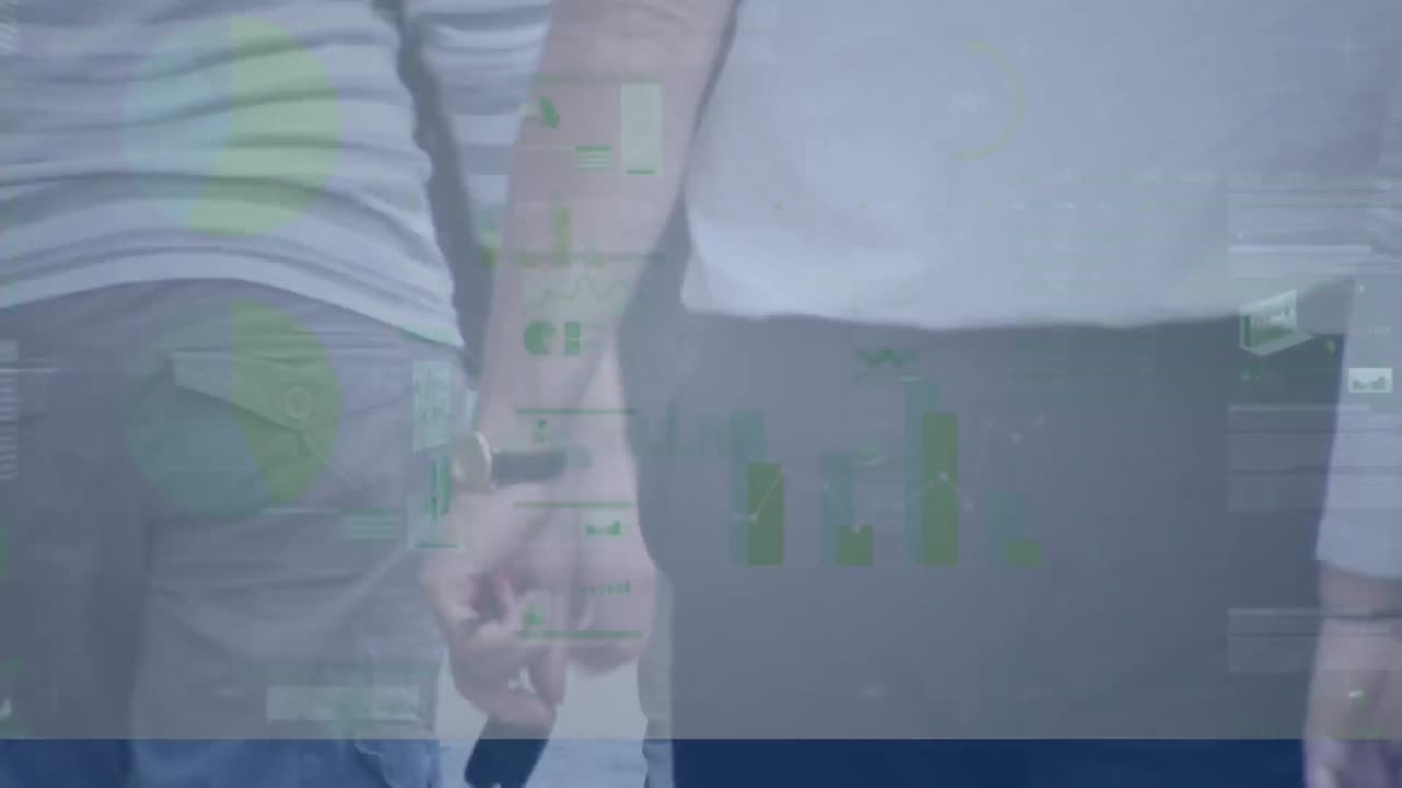 animación del procesamiento de datos financieros sobre diversas personas que caminan por la calle