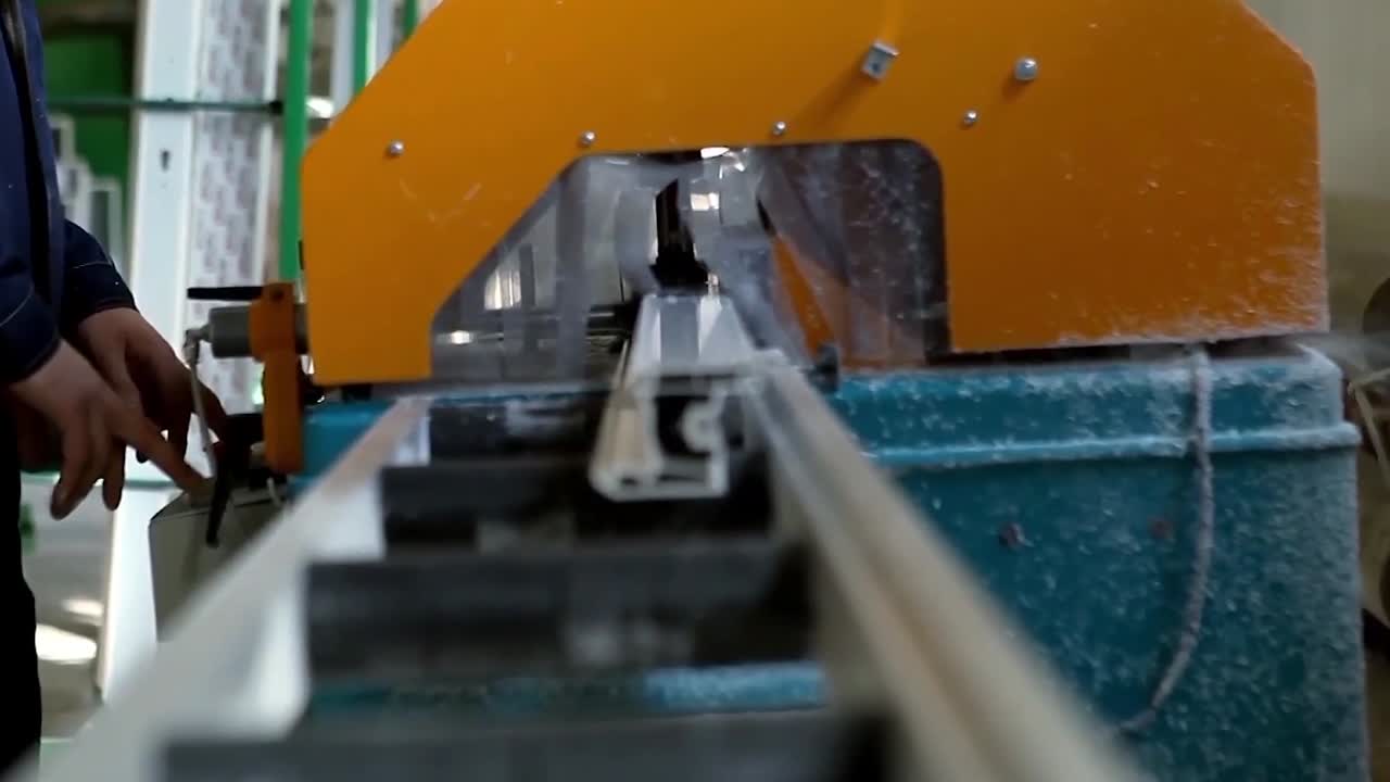 proceso de fabricación de perfiles de ventanas o puertas de aluminio