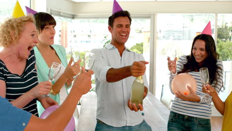 gente casual haciendo una fiesta de cumpleaños