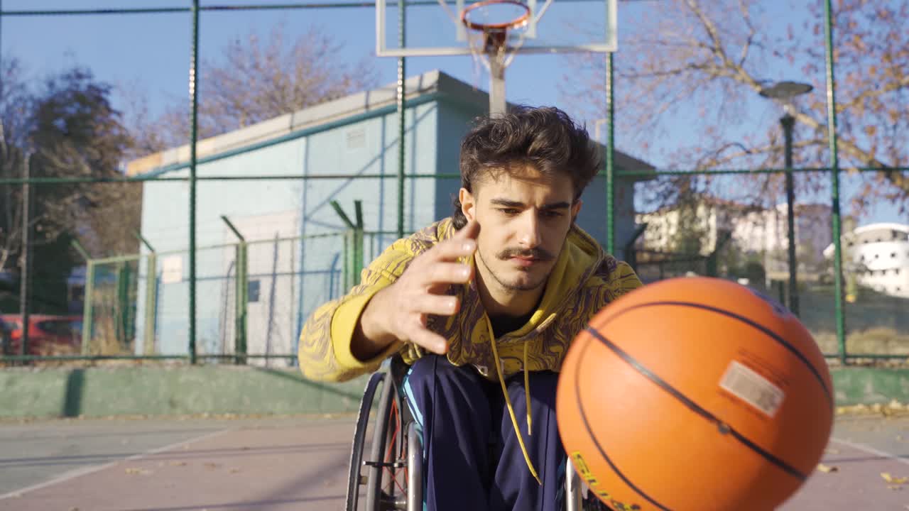 ambicioso jugador de baloncesto discapacitado en silla de ruedas al aire libre.