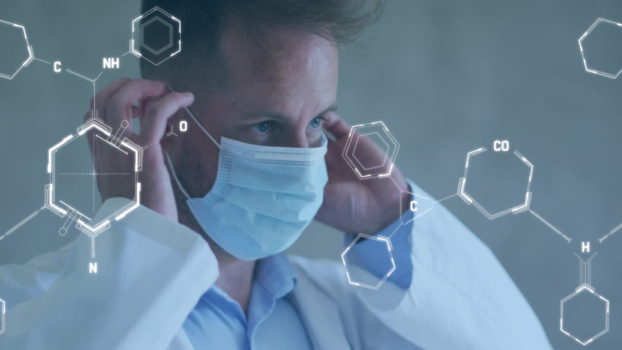 얼굴 마스크를 쓴 백인 남성 의사에 대한 화학 구조 및 데이터 처리 애니메이션