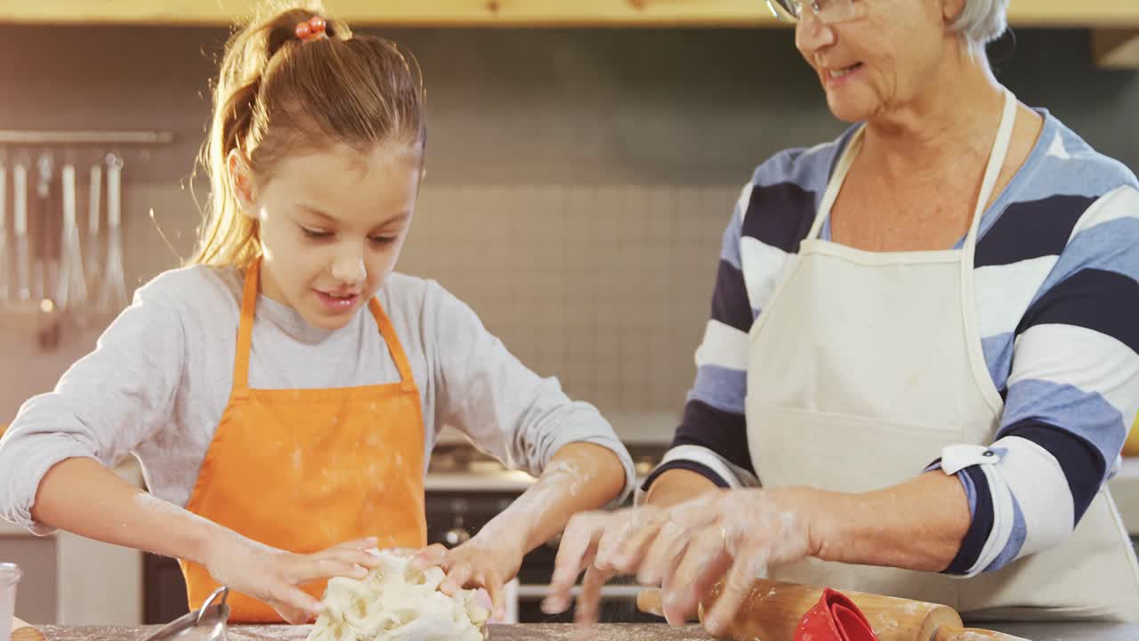 abuela feliz y niño amasando masa para galletas 4k 4k