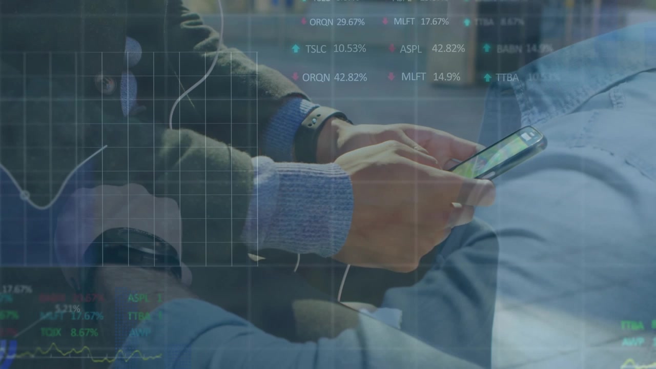 Animazione di elaborazione dati finanziari su uomo d'affari caucasico che usa smartphone