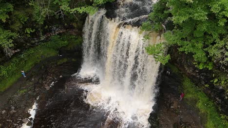 Antena-Sobre-La-Hermosa-Cascada-Del-Reino-Unido-En-El-Parque-Nacional-De-Brecon-Beacons