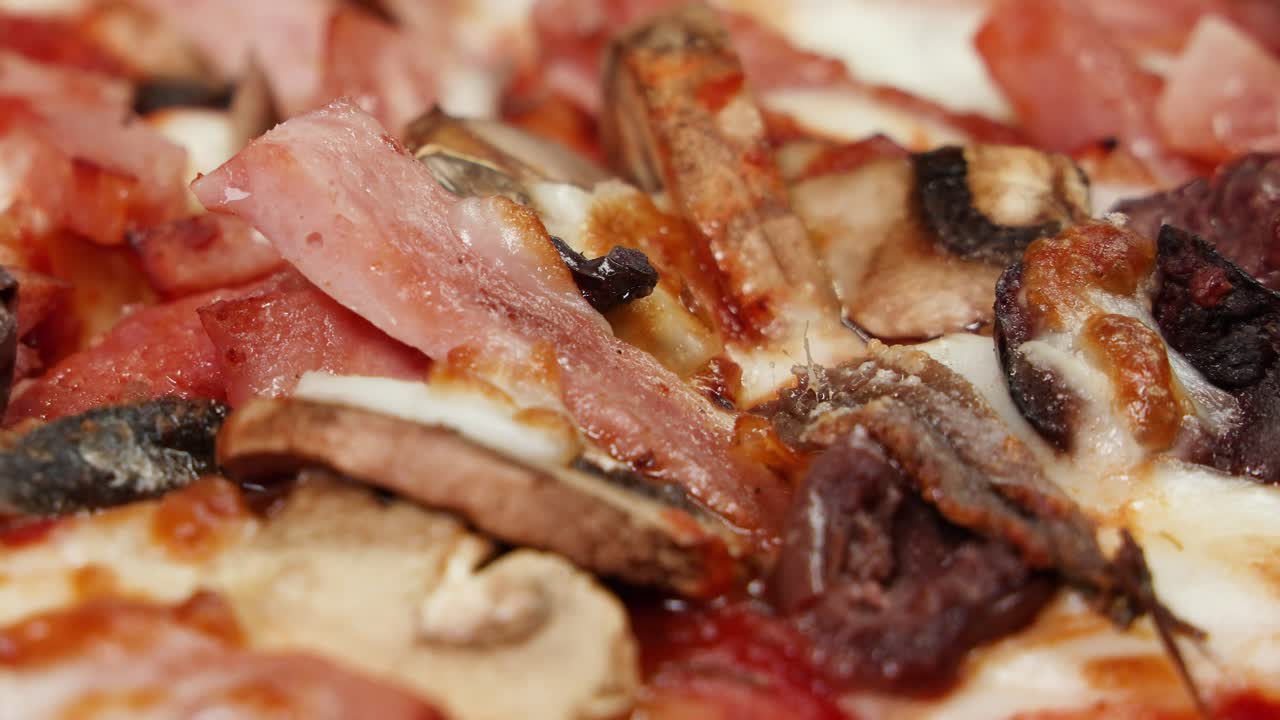 피자 토핑에 녹는 치즈의 클로즈업.