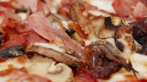 un primer plano de queso derretido en las coberturas de la pizza.