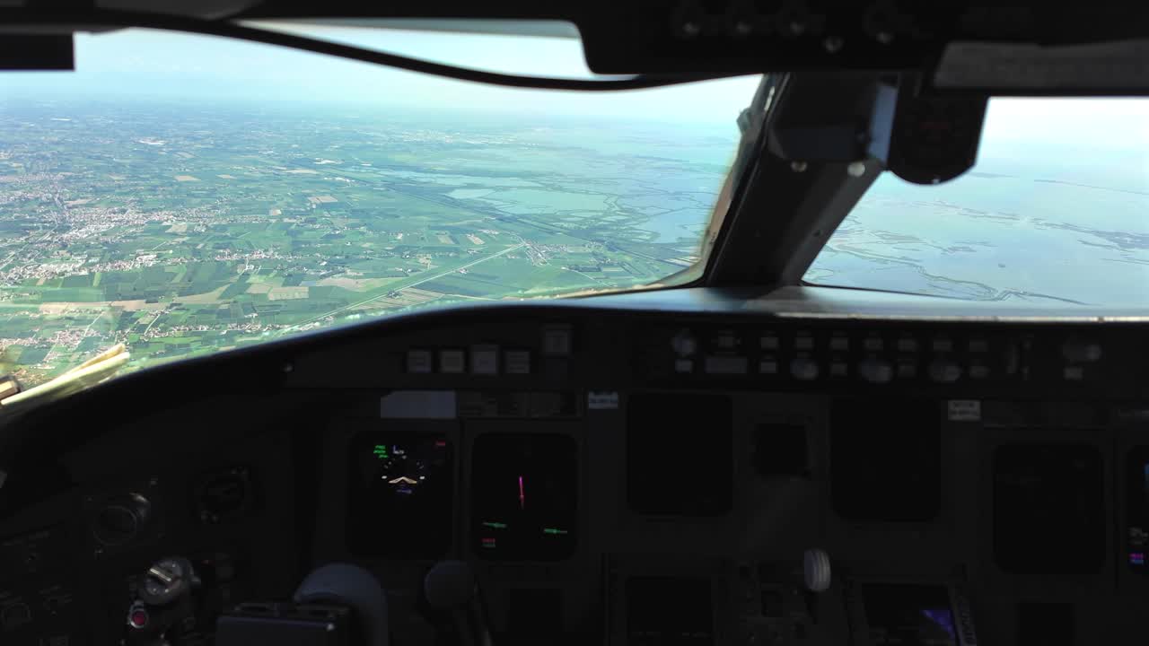 조종사 fpv는 베네치아 라구너를 비행하여 공항에 접근합니다.