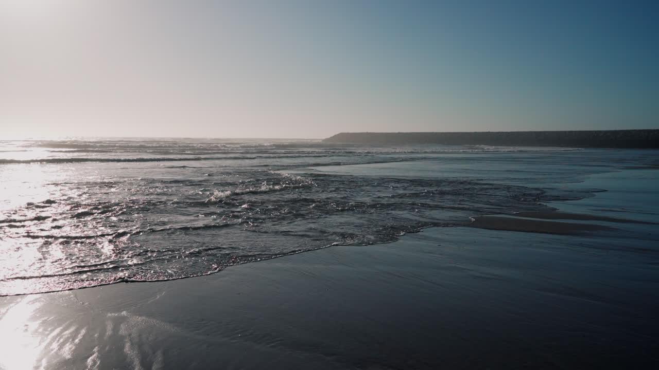 어두워질 때 평화로운 해안 해양 풍경