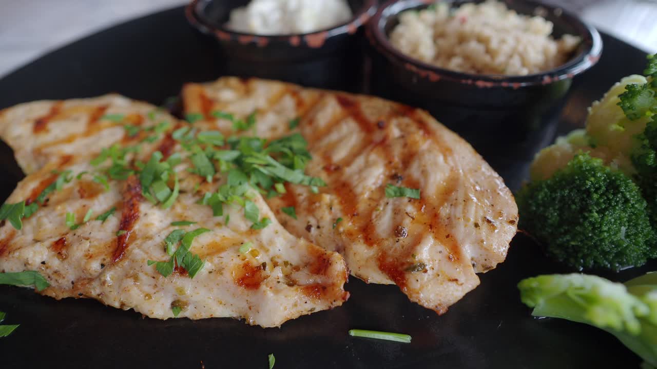 pollo a la parrilla con brócoli y cuscús