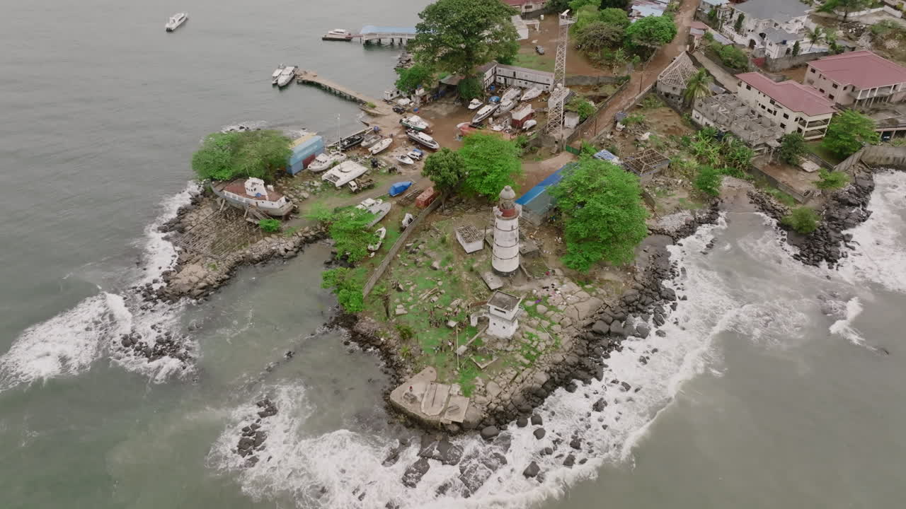 Rivelazione aerea in slow motion del faro di Aberdeen a Freetown, Sierra Leone