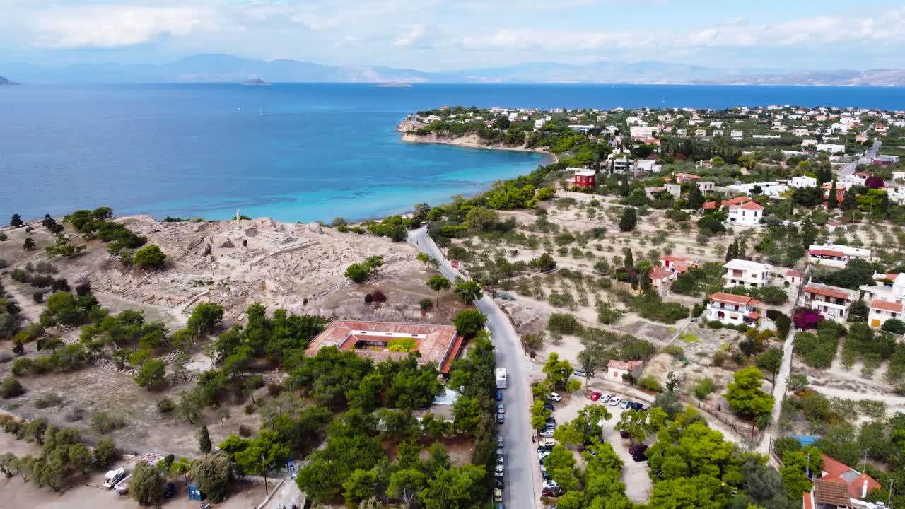 Uma vista de drone e movimento rápido da azul Ilha de Egina, Ilhas Sarônicas, Grécia