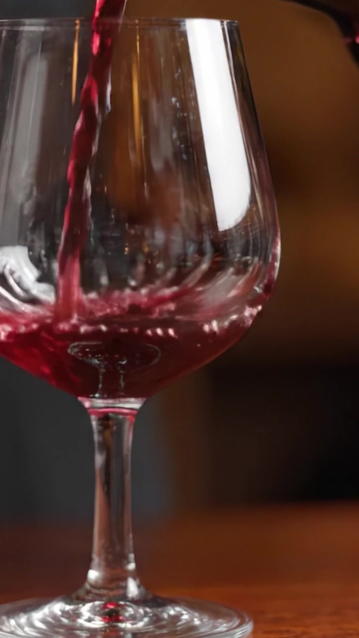 Transizione elegante di bicchieri: da vuoto a riempito con ricco vino rosso, che mostra la bellezza del cristallo curvo e l'arte di gustare bevande pregiate.