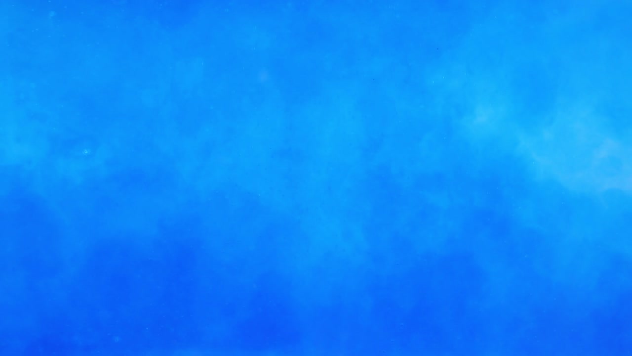 líquido azul cae en el agua y el color