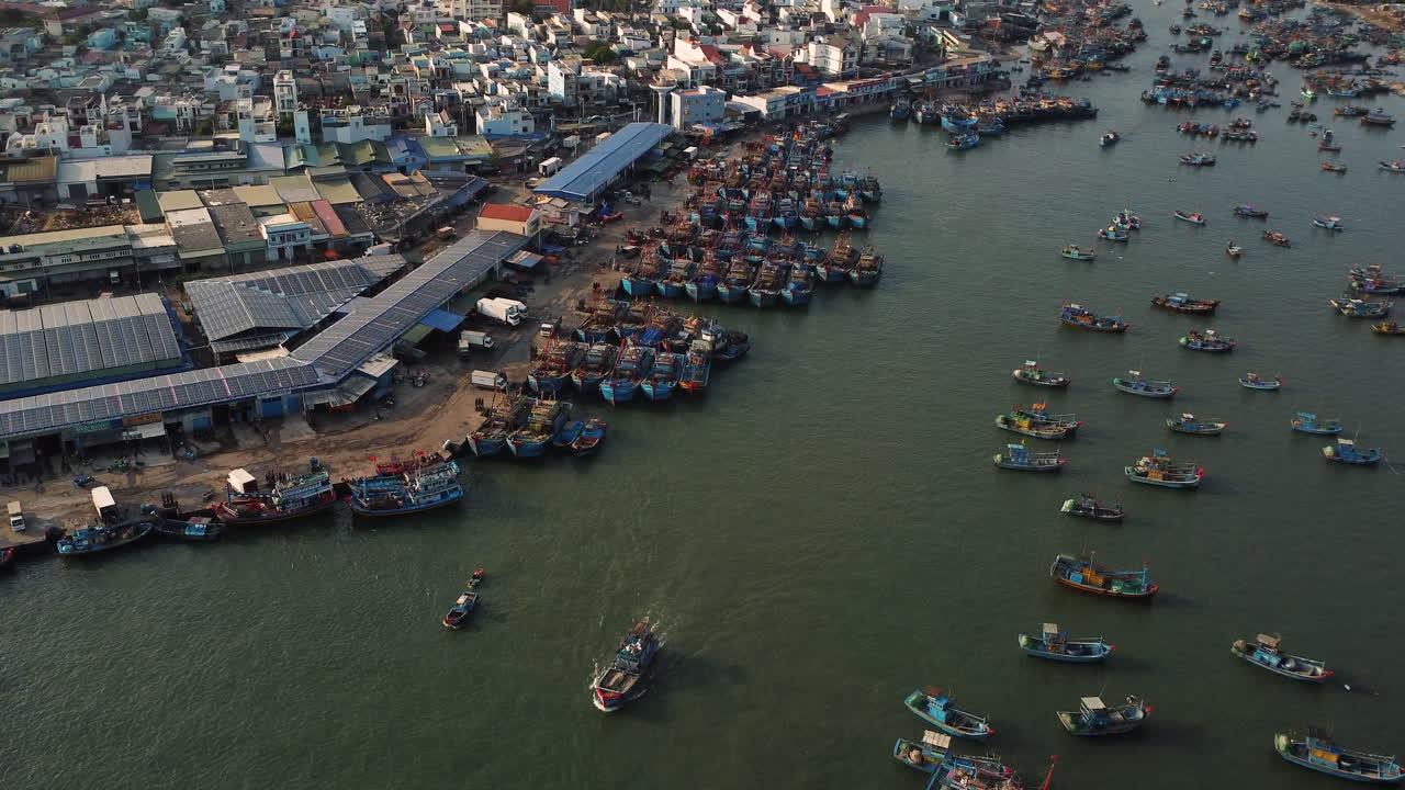 공중 팬 업, 동남아시아의 어촌 항구