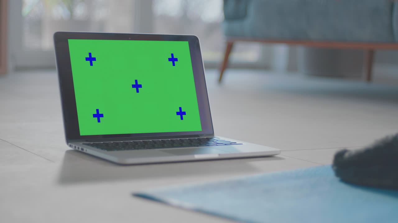 hombre haciendo ejercicio de salto viendo tutorial