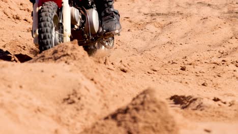 motociclista navegando por una pista de arena fuera de carretera