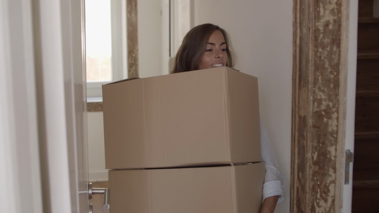 다른 하나에 두 개의 상자를 넣어 젊은 여자