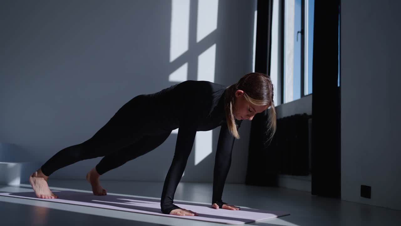 mujer haciendo estiramientos de yoga en un estudio