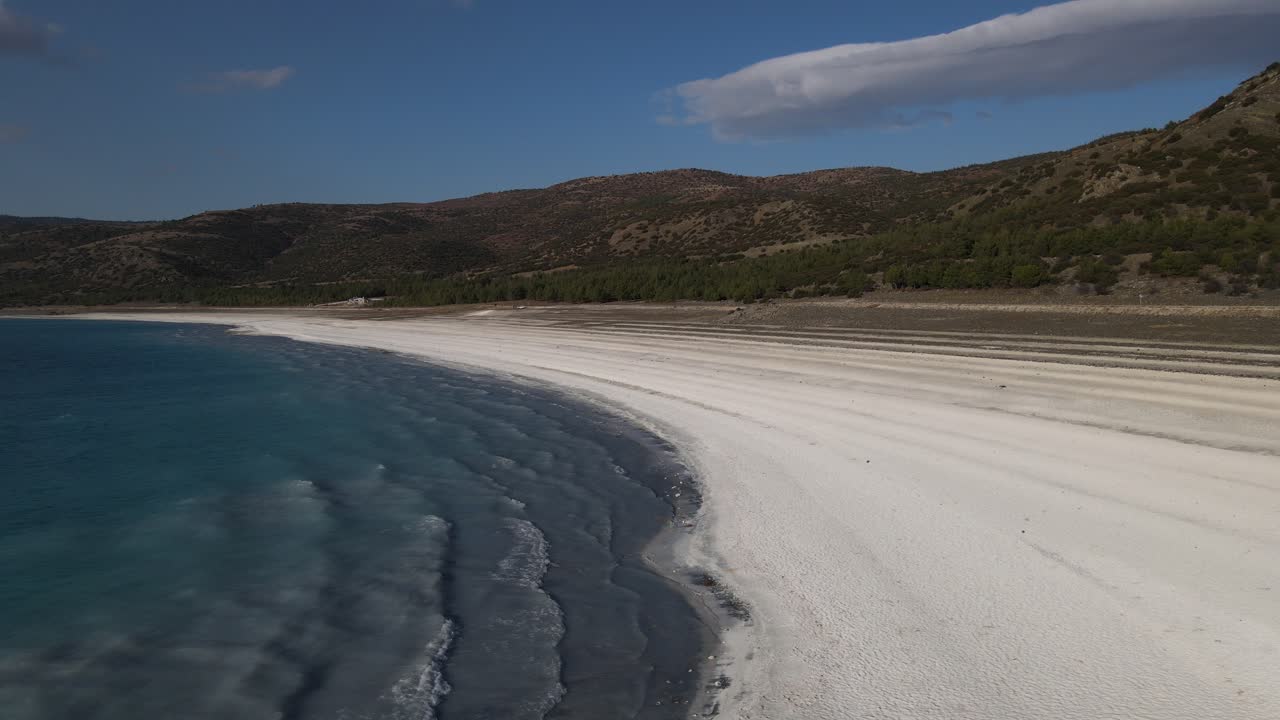 산으로 둘러싸인 호수