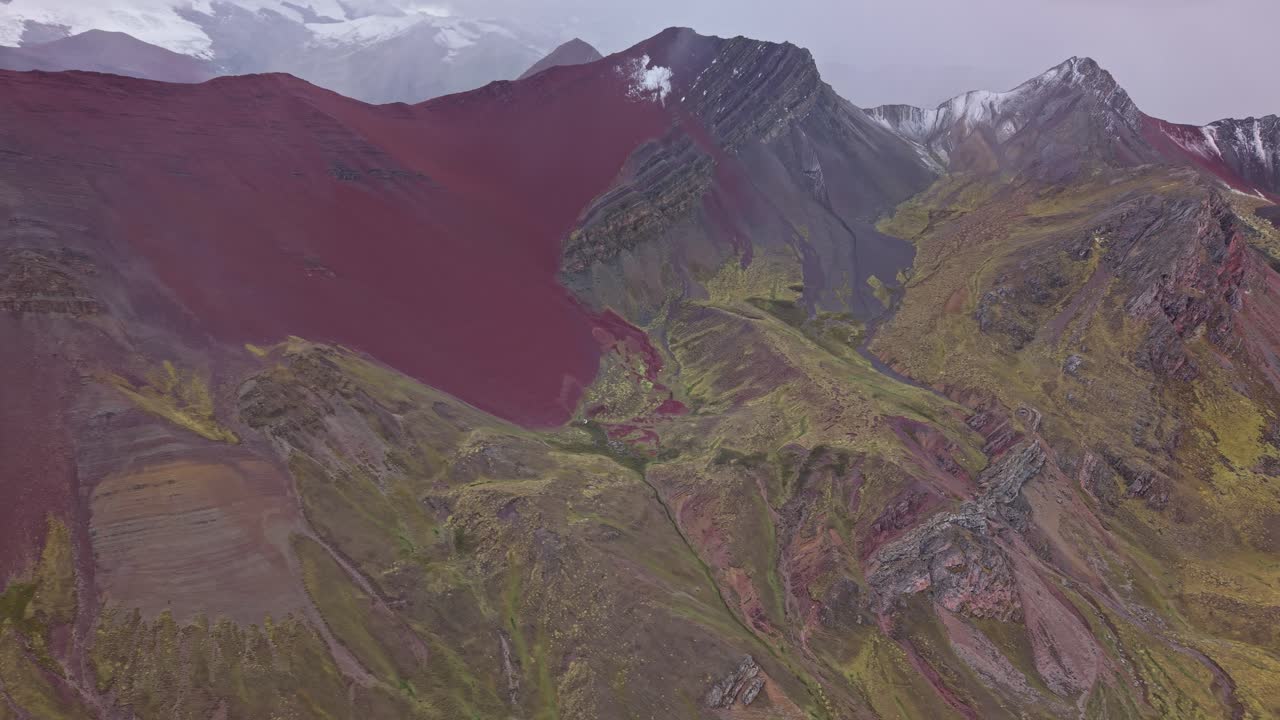 Drone ad alta quota in panoramica sopra le Ande stratificate in Perù.