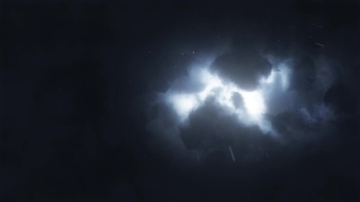 Cielo notturno tempestoso con fulmini e pioggia