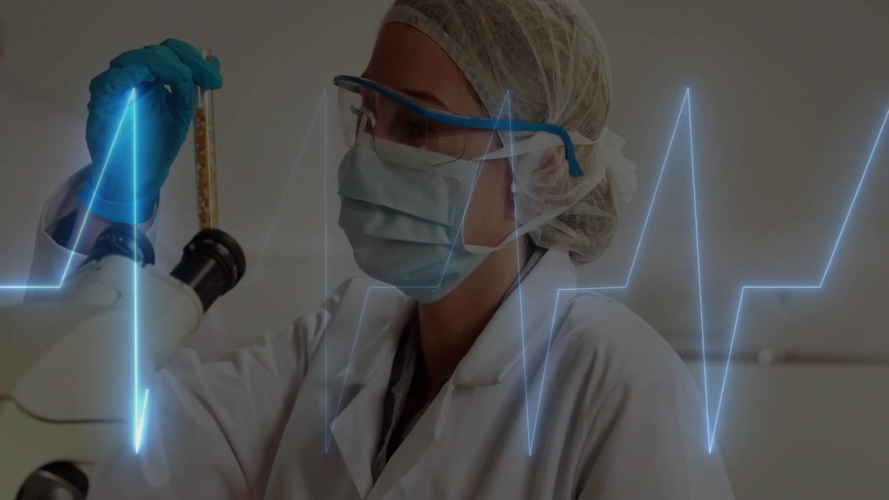 Ricercatore che prende una provetta ambrata, allineandola sopra un microscopio mentre una traccia ECG pulsa per l'analisi.