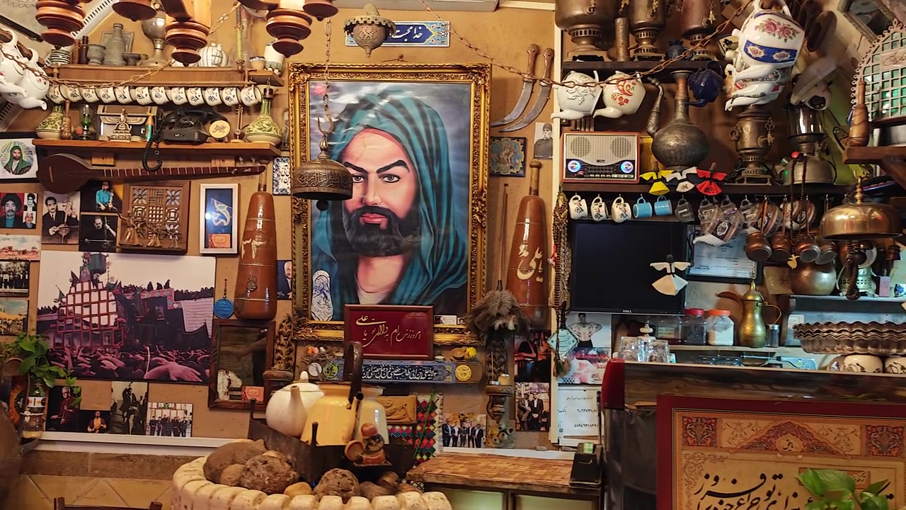 Interior de una tienda de antigüedades iraní tradicional llena de artefactos culturales