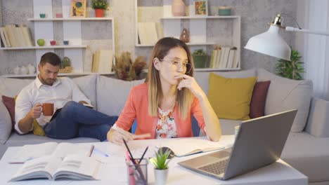 una pareja casada trabajando en una oficina en casa.