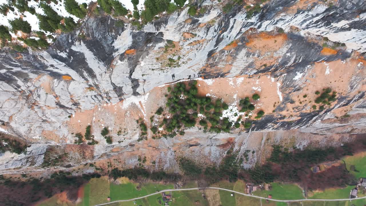 꼭대기 에 상록 숲 이 있는 가파른 수직 산벽 의 공중 사진