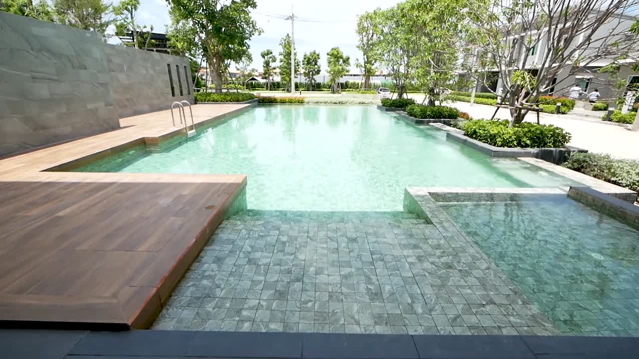 Moderne og fredfyldt swimmingpool med smuk have