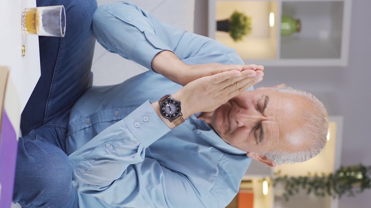 헤어지기 전에 고통받은 노인의 수직 비디오. 결혼의 종료, 분리.