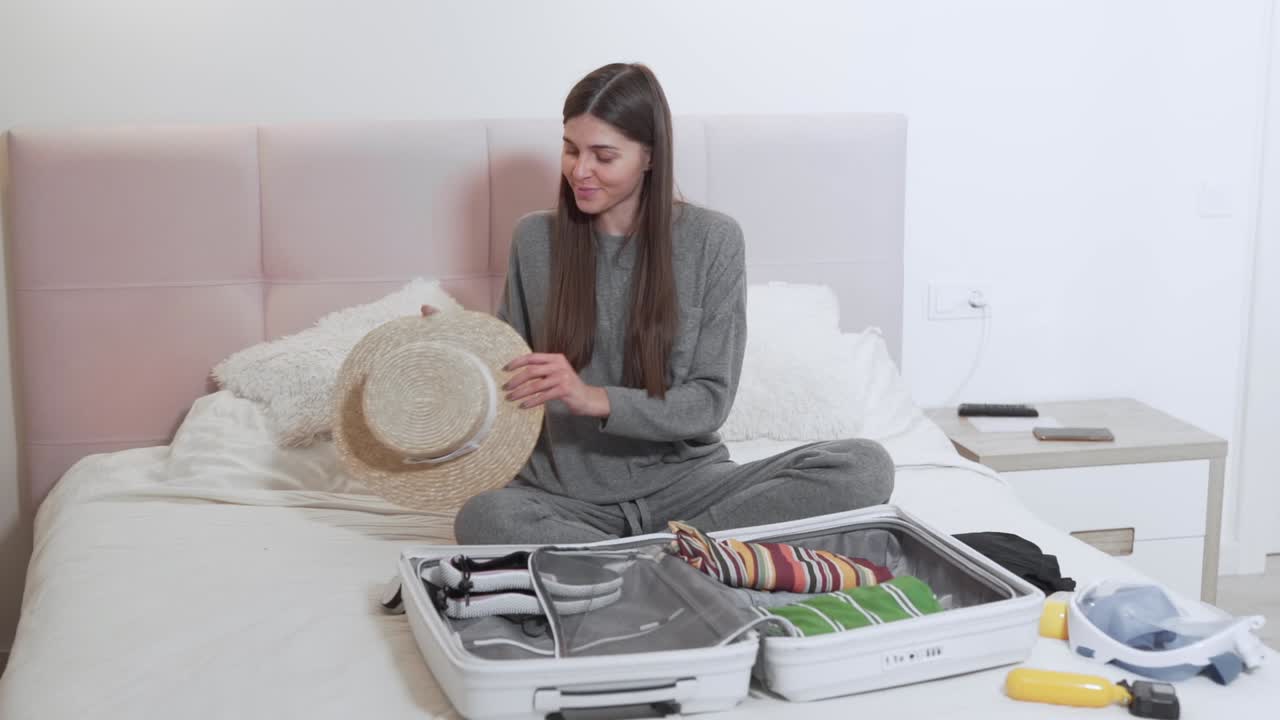 bella chica recoge una maleta para vacaciones, plan general