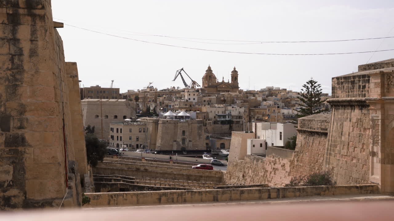 paisaje de la ciudad vieja de valletta, malta. tiro cardán