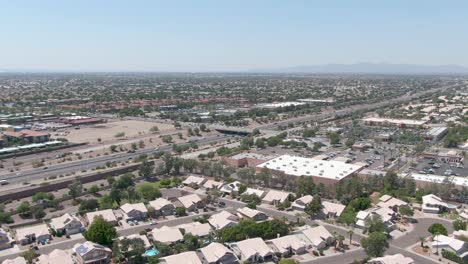 Vista-Aérea-De-Los-Extensos-Vecindarios-Y-El-Sistema-De-Autopistas-De-Arizona-Que-Sirven-A-La-Comunidad-De-Jubilados